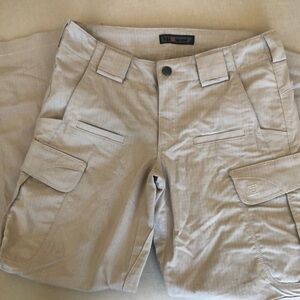 5.11 Tactical women’s 6 regular EUC rip stop Beige Cargo/Range Pants